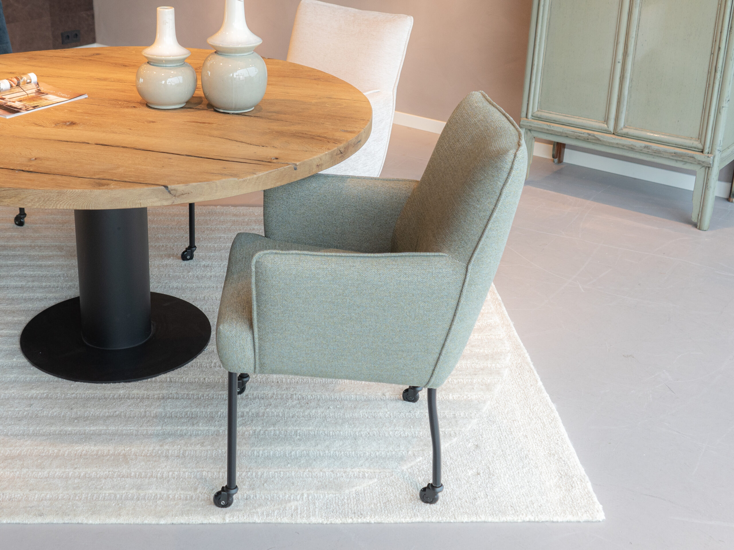 eetkamerstoelen met wieltjes en armleuning kleur olive