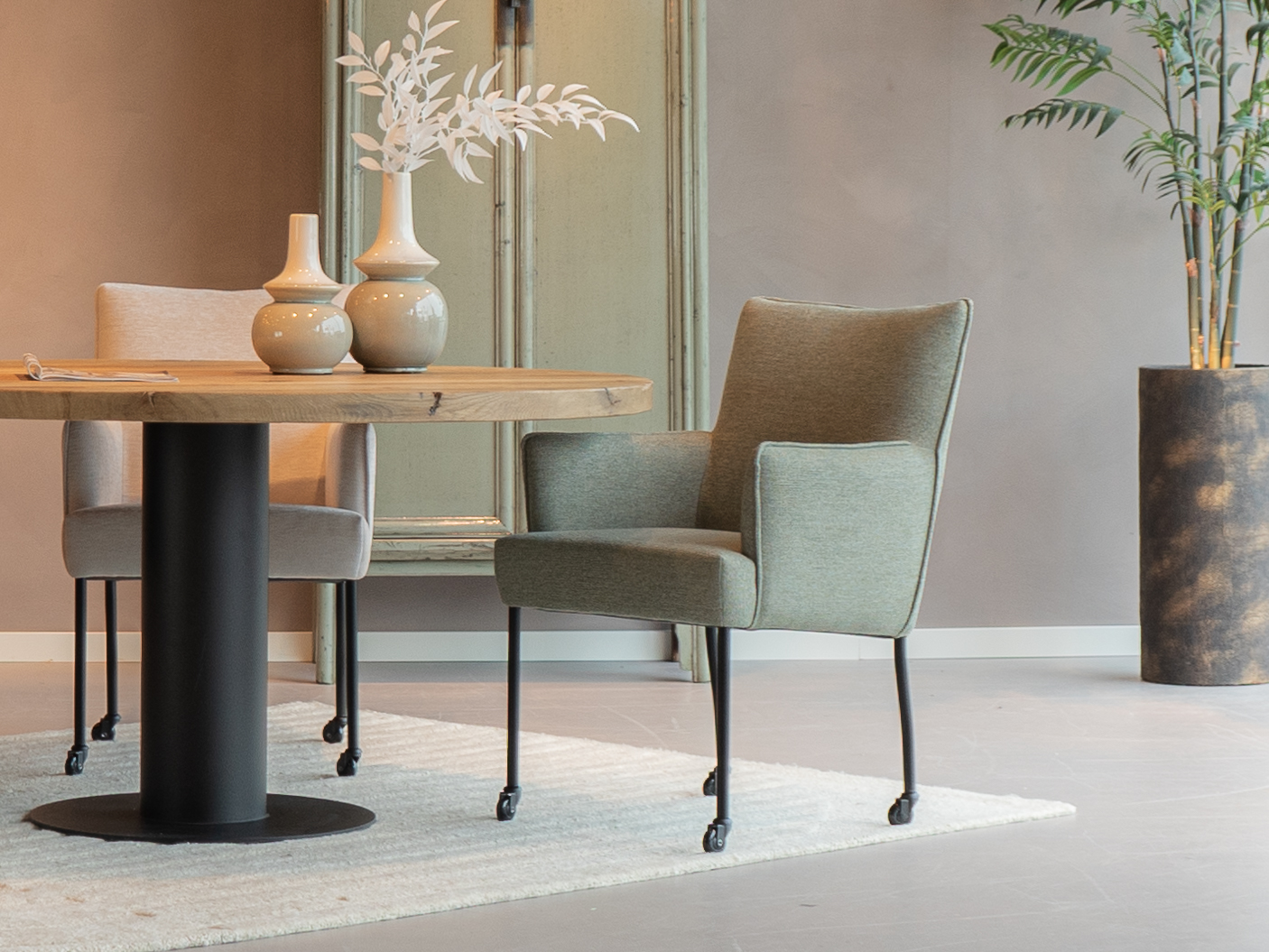 kuipstoel met wielen in stofgroep sneak kleur olive