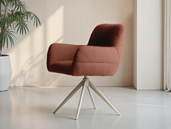 roze kleurige eetkamerstoel met lichte stof