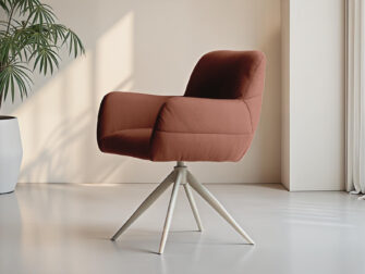 Eetkamerstoel Naxos - Eppic select land cinnamon - onderstel t - metaalkleur sunstone Warme bruinroze eetkamerstoel in zachte stof met metalen draaipoot