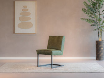 Groene eetkamer stoel in leer met een zwarte sledepoot