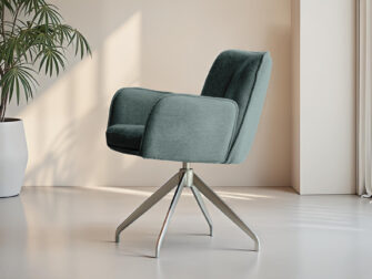 Olijfgroene stoel met stevige rugleuning en comfortabele zitting