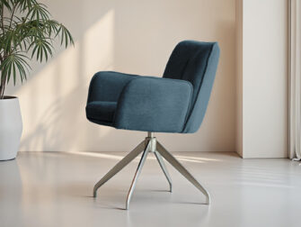 Donkerblauwe draaistoel voor een moderne eethoek