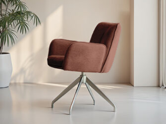 Roestkleurige stoel met strak ontwerp en zachte afwerking