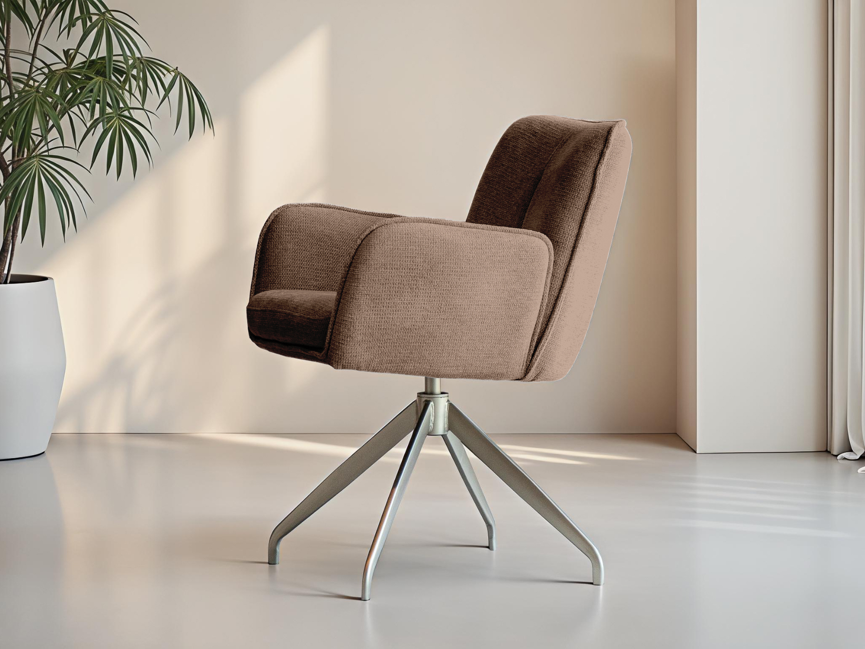 Licht taupe stoel met elegant profiel en metalen draaivoet