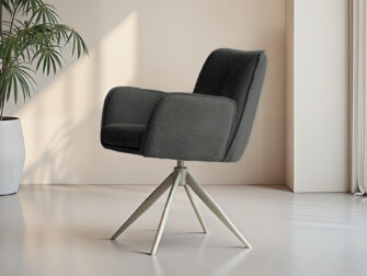Zwarte eetkamerstoel met strakke lijnen en draaibaar onderstel