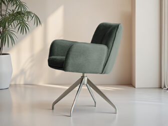Diepgroene eetkamerstoel met gladde afwerking en metalen onderstel, voor een rustige en stijlvolle sfeer