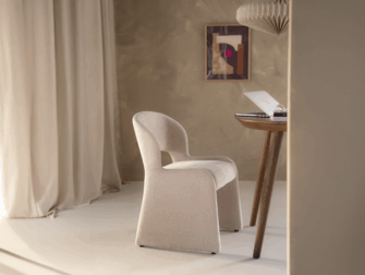 Gestoffeerde design eetkamerstoel in neutrale beige tint