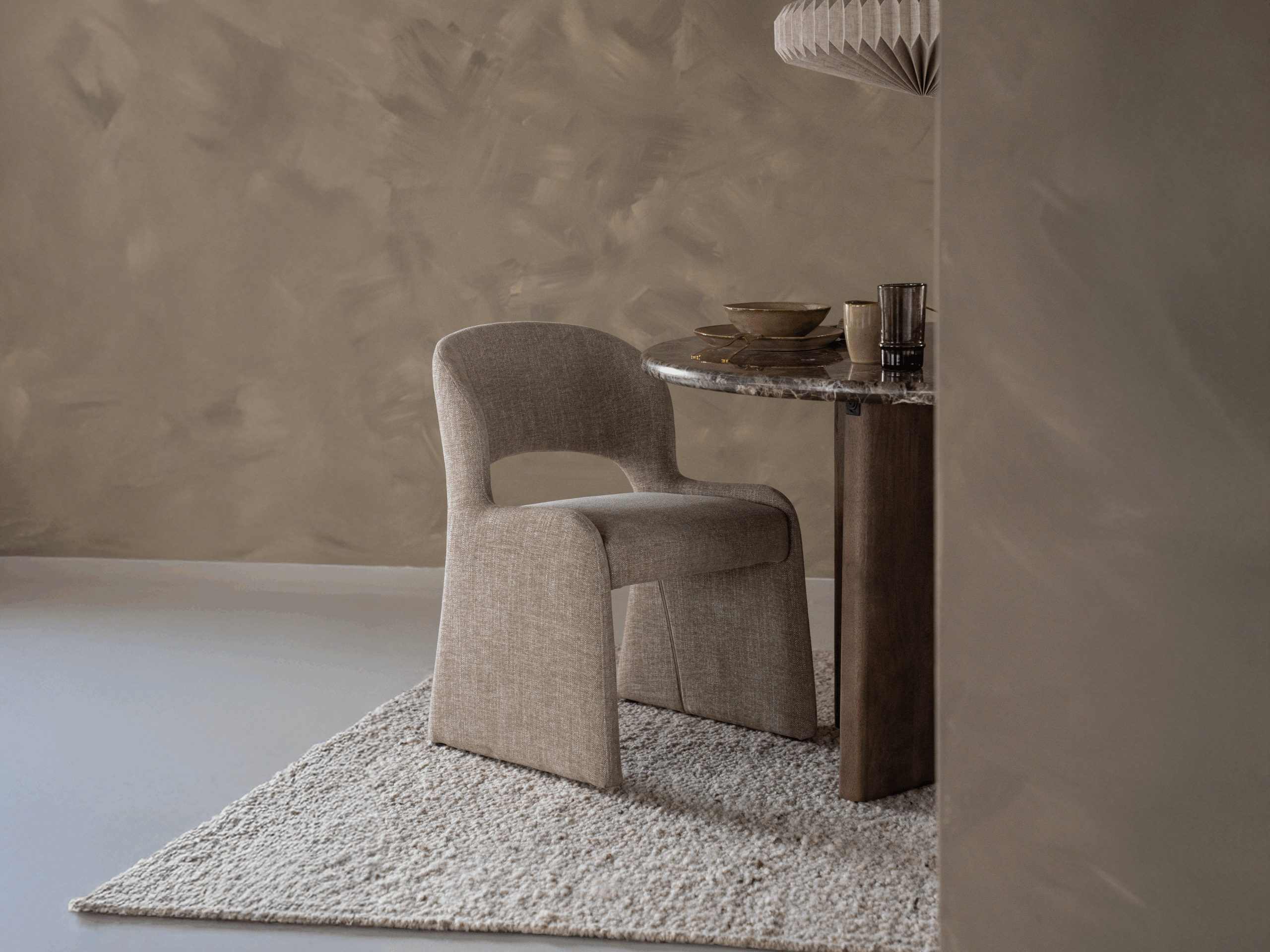 taupe eetkamerstoel met elegante kuipvorm en zachte stof