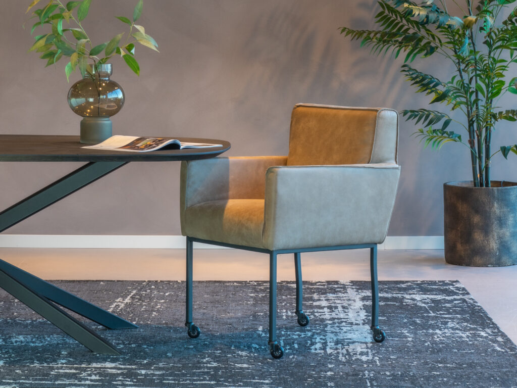 brede eetkamerstoel met armleuning en wielen