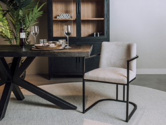 cream kleurige eetkamerstoel met armleuning