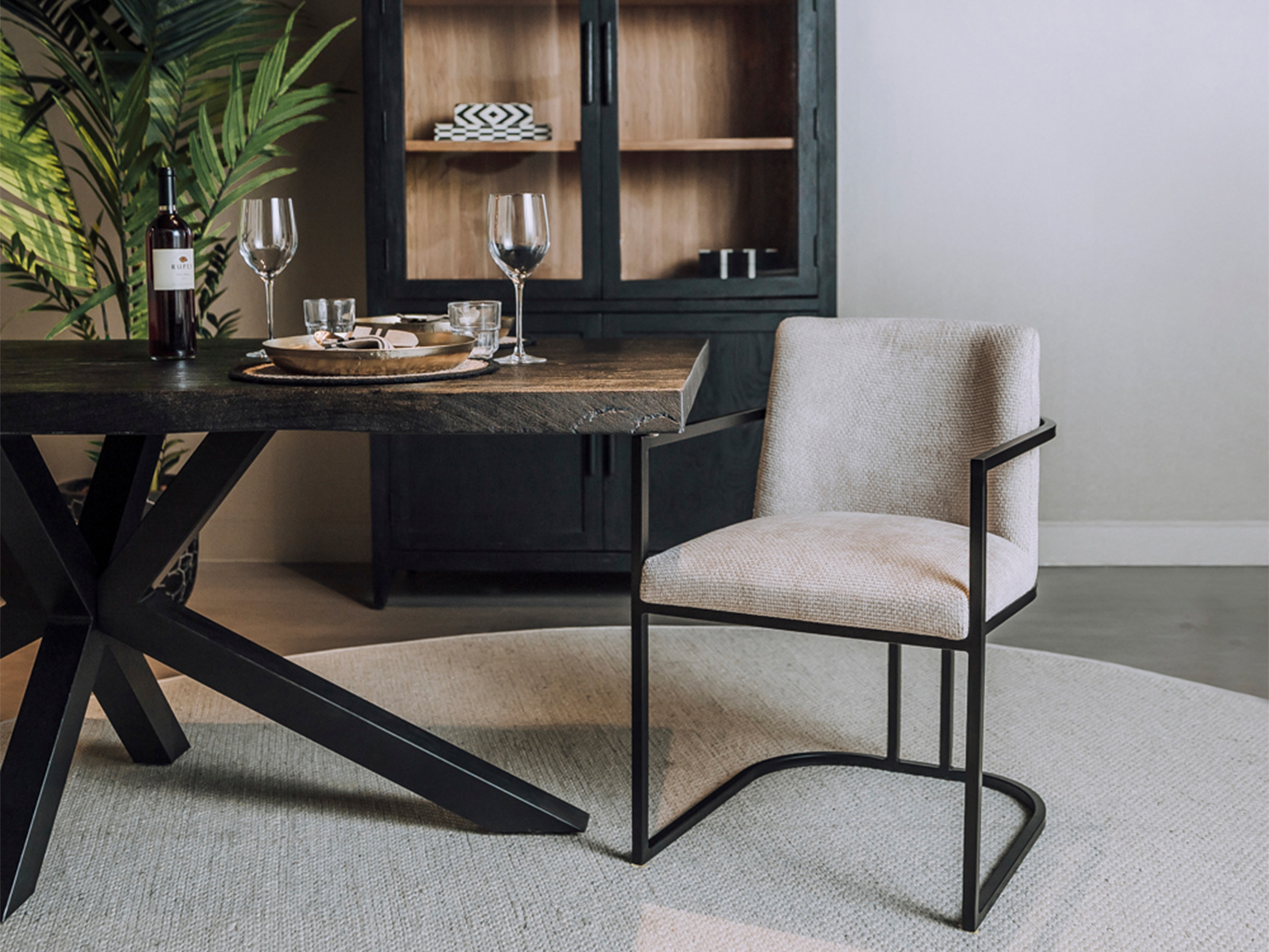 cream kleurige eetkamerstoel met armleuning