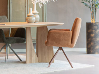 eetkamerstoel in zachte cognac kleurige stof met handige draaivoet