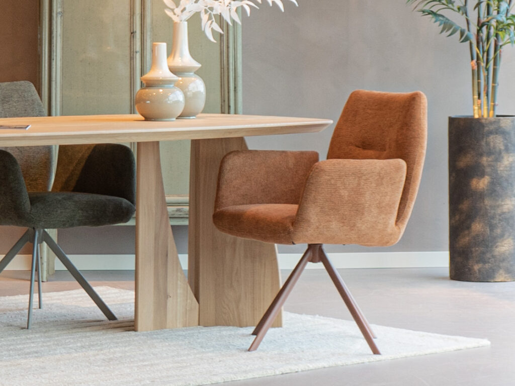 Luxe eetkamerstoel in cognac kleur met meegekleurde draaipoot