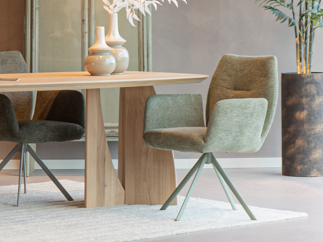 eetkamerstoel in het groen met armleuningen en zeer comfortabele zitting