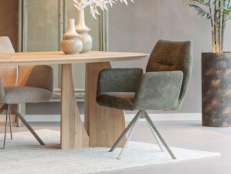 Eetkamerstoel met armleuningen en groene zachte bekleding