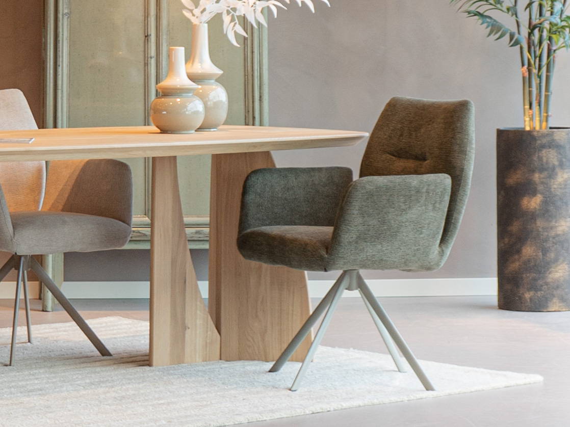 Eetkamerstoel met armleuningen en groene zachte bekleding