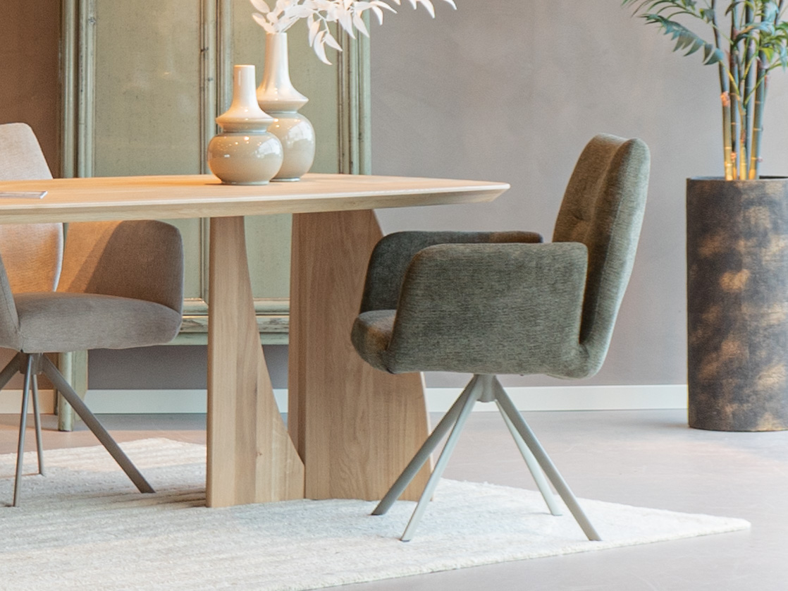 Groene eetkamerstoel in diverse stoffen verkrijgbaar met groene draaipoot