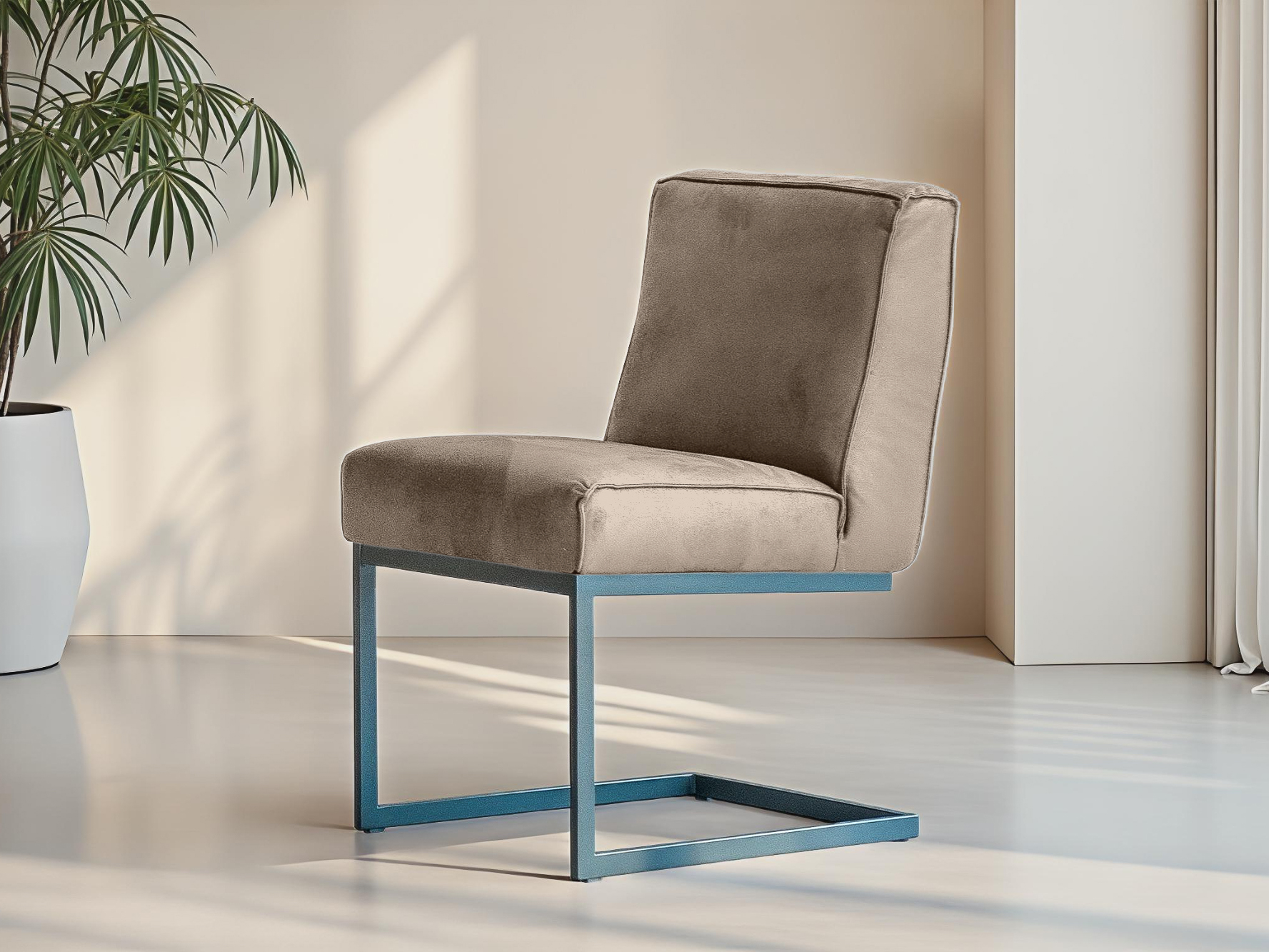 Beige eetkamerstoel zonder armleuningen met stoere industriële vormgeving