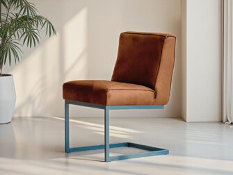 Stoere eetkamerstoel zonder armleuningen met industrieel metalen onderstel