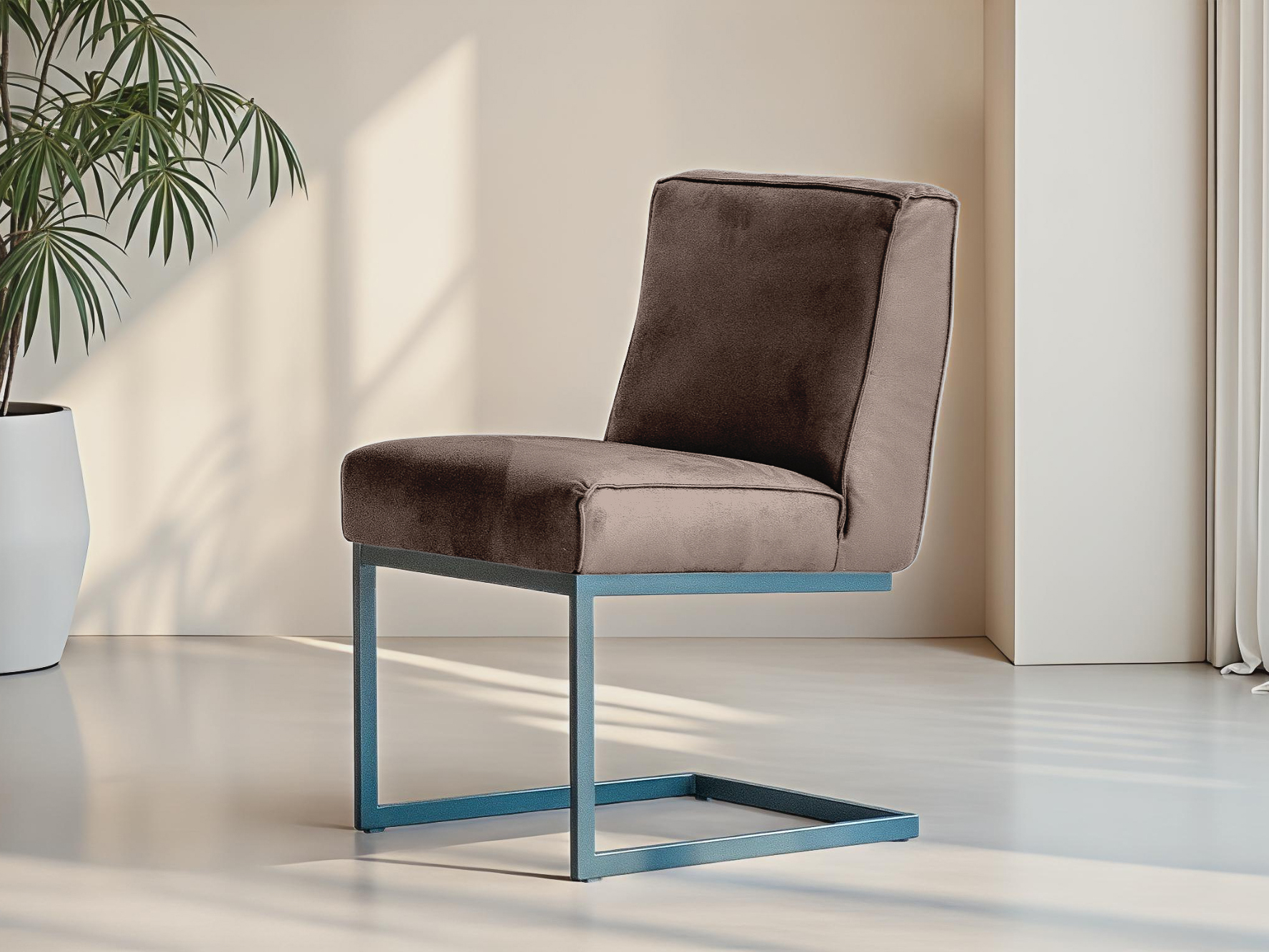 Liverkleurige eetkamerstoel met industrieel onderstel en zachte zitting