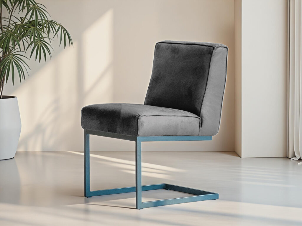 Eetkamerstoel in zachte stof en industrieel design met sledepoot