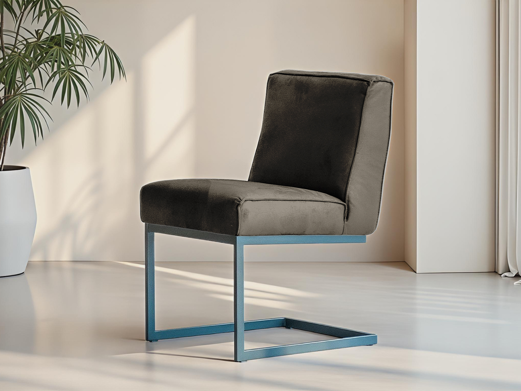 Industriële eetkamerstoel met stoere stoffering en zwart metalen onderstel