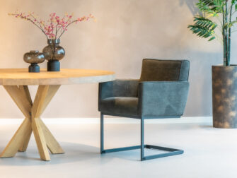 Antracietkleurige eetkamerstoel met een modern design en stijlvolle stiksels.