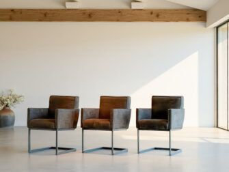 3 eetkamerstoelen met arm en metalen sledepoot