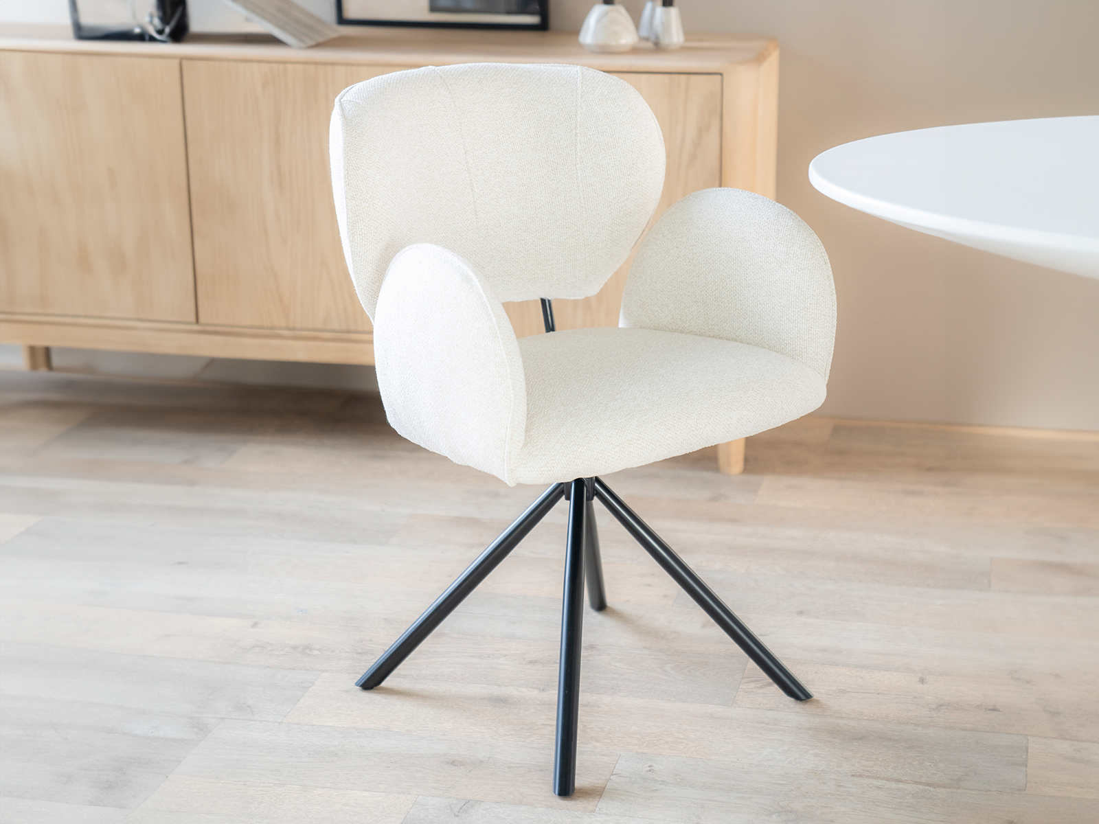 beige draaibare eetkamerstoel