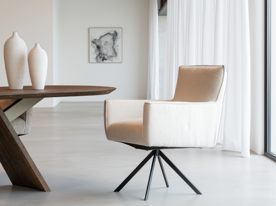 Eetkamerstoel met hoge rugleuning en lichte bekleding
