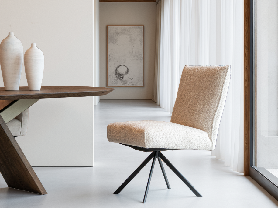 Comfortabele eetkamerstoel met zwart onderstel en stoffen zitting