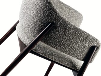 donkere houten eetkamerstoel met leuning