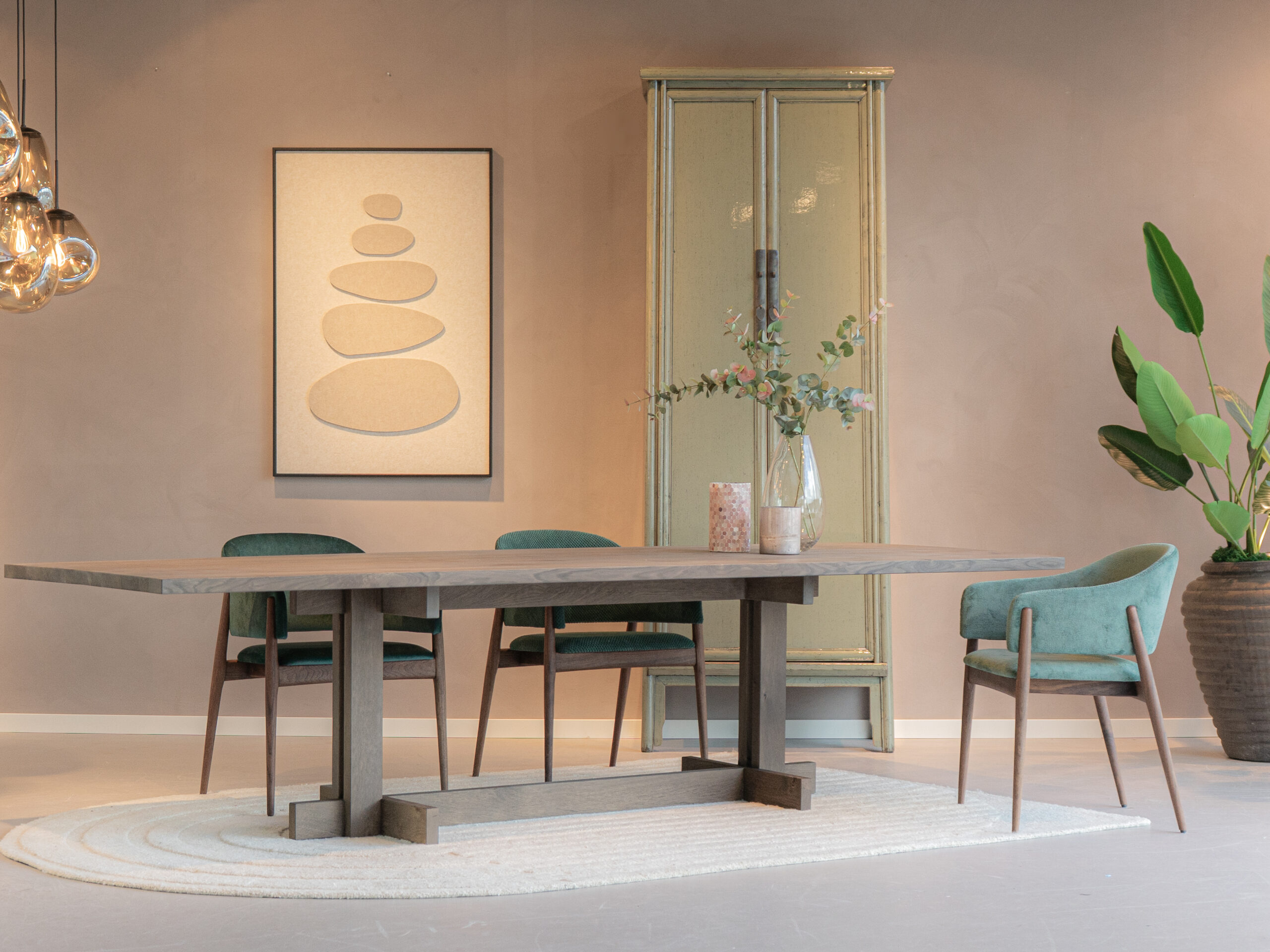 stoelen met houten poten en armleuningen