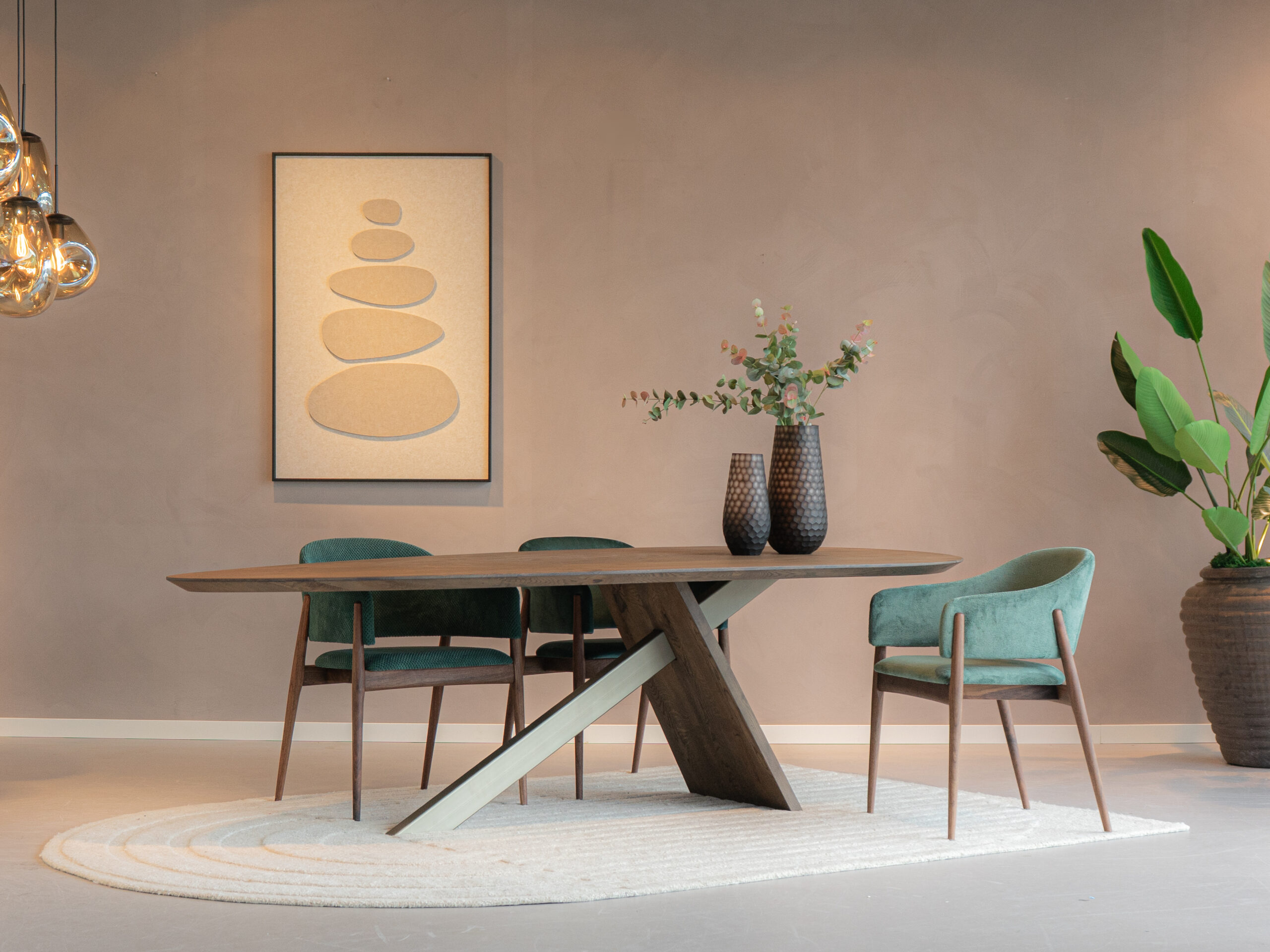 design eetkamertafel van eiken met houten stoelen