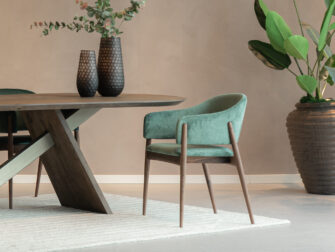 Luxe eetkamerstoel met ronde houten poten