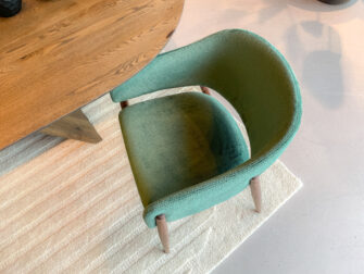 halfronde eetkamerstoel met houten poten