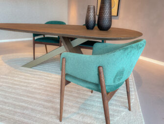 design eetkamerstoel met houten poten