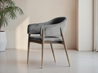 Comfortabele kuipstoel met open rug en walnootbruine houten frame