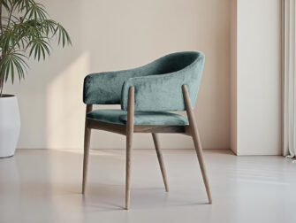 Scandinavische eetkamerstoel met open rugleuning en houten onderstel