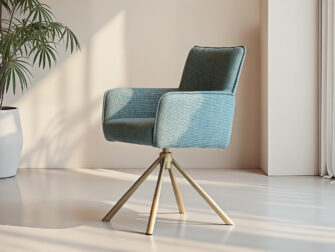 Functionele blauwe stoel met armleuningen en draaivoet