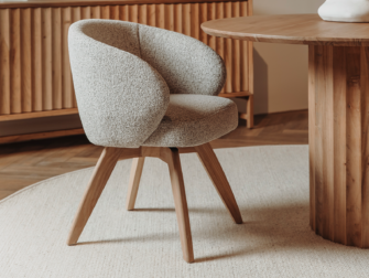 Beige eetkamerstoel met houten onderstel en comfortabele zitkuip