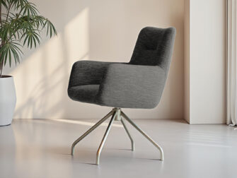 Klassieke stoffen stoel met rechte rug