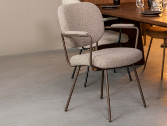 Eetkamerstoel Solis - mushroom - met arm - metaalkleur brons Boucle eetkamerstoel met armleuningen en onderstel in warme bronstint