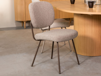 Eetkamerstoel Solis - mushroom - zonder arm - metaalkleur brons eetkamerstoel in mushroom Boucle met bronzen onderstel, zonder armleuning