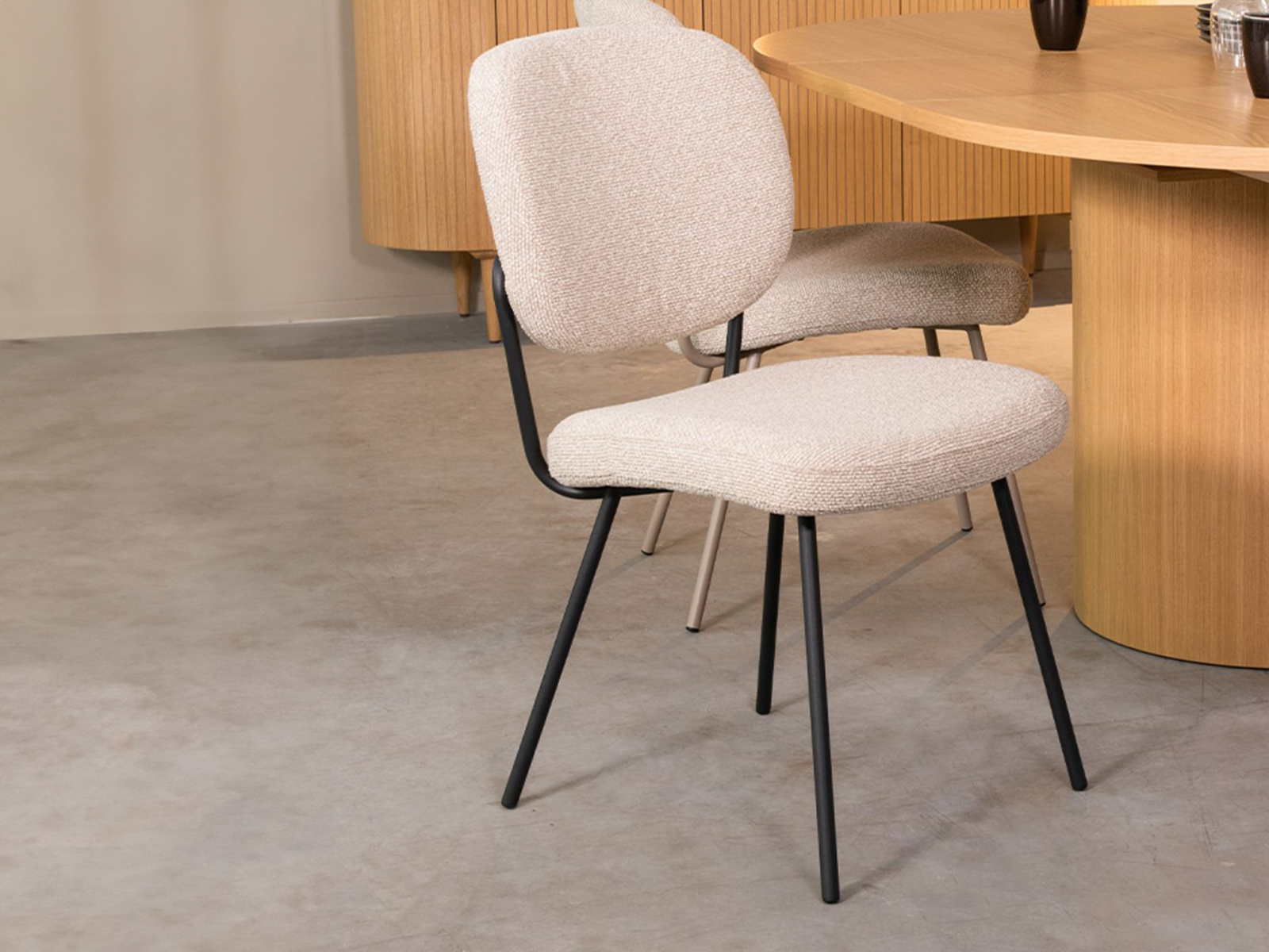 stoel zonder armleuning in naturel Boucle met zwart metalen onderstel