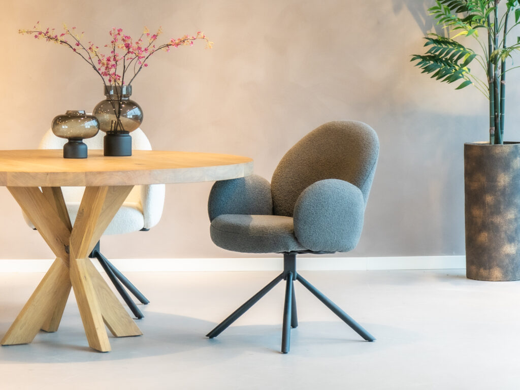 Antraciete eetkamerstoel met een robuuste uitstraling