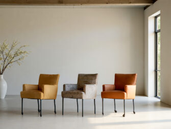 Eetkamerstoel Trani - kenia leer walnut met wielen - fusion wood zonder wielen - chilline leer cognac met wielen Eetkamerstoelen verkrijgbaar met of zonder wielen met zwarte pootjes