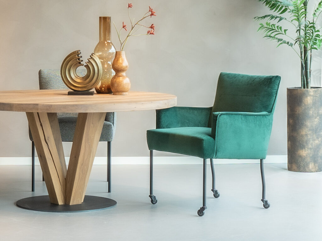 Eetkamerstoel met wielen in donkergroene velvet stof