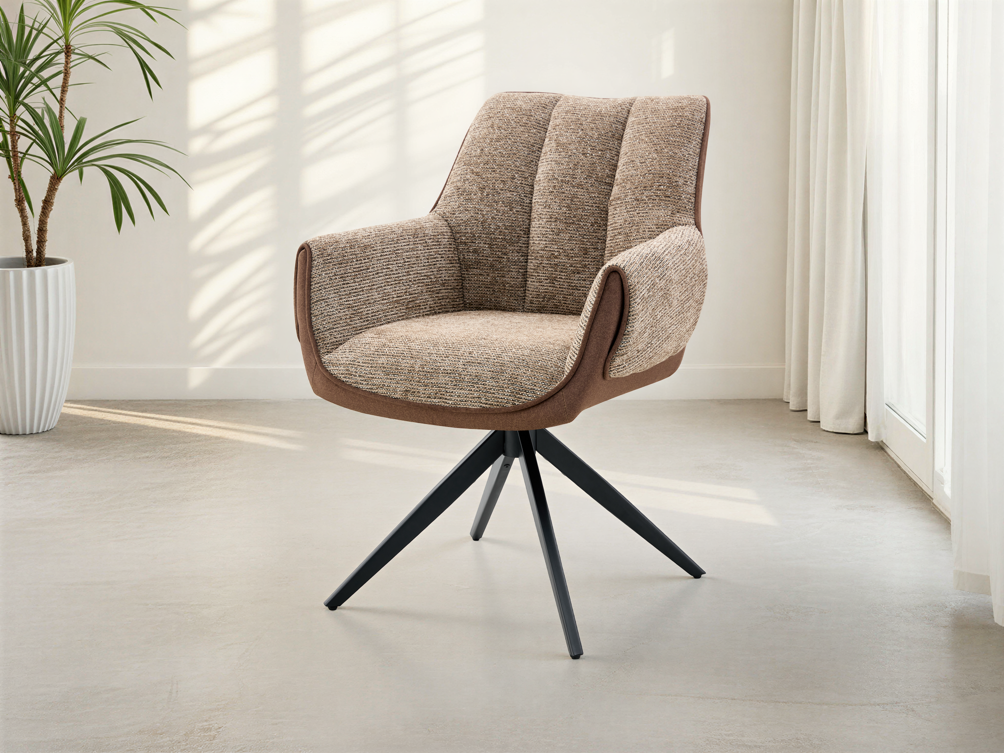 Gestoffeerde stoel in warme taupe kleur